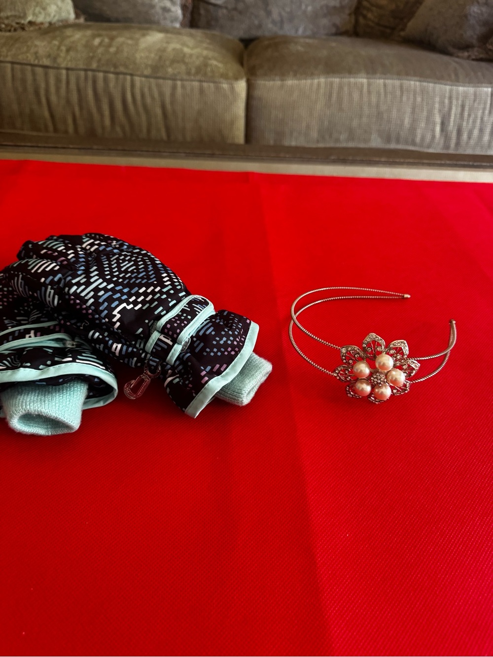 Little girl’s headband and gloves